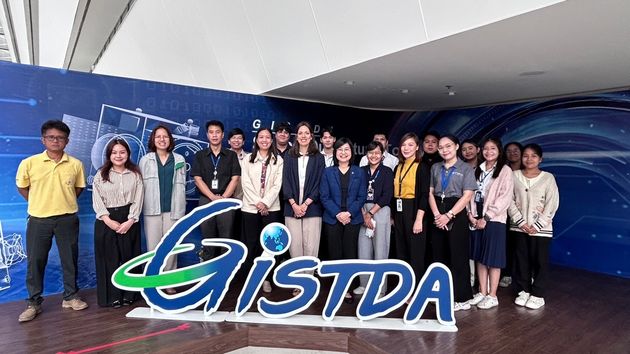 a group picture of GISTDA participants